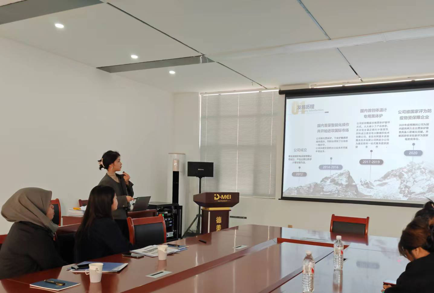 Demei warmly welcome our clients visiting our factory!
