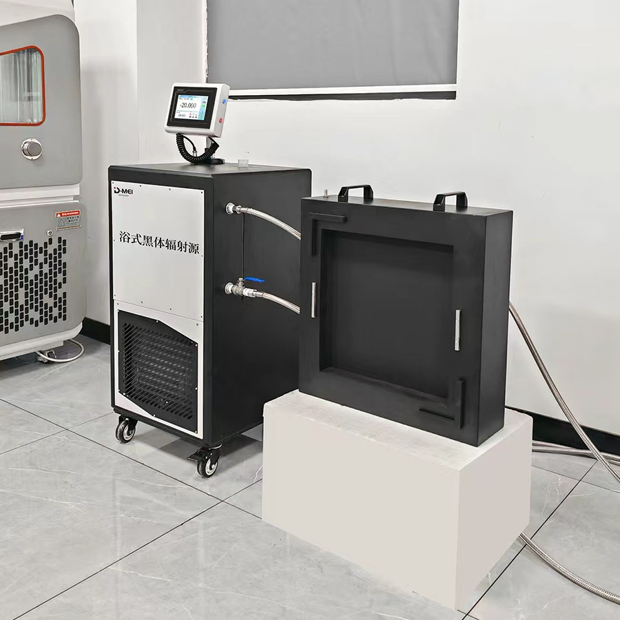 Bath-type large-area blackbody radiation source (400 mm × 400 mm)